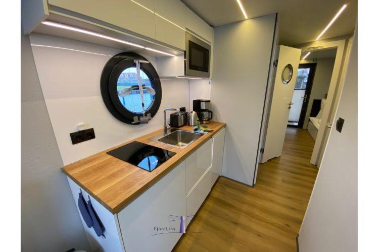 Hausboot Fjord Vela Mit Biosauna In バース エクステリア 写真