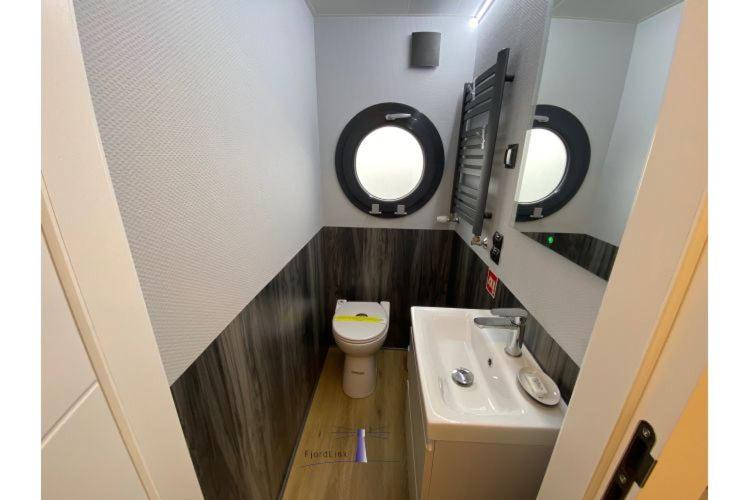 Hausboot Fjord Vela Mit Biosauna In バース エクステリア 写真